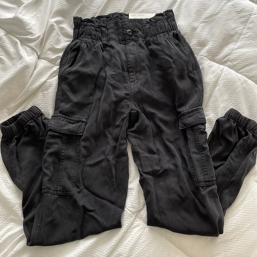 American eagle super hi-rise black cargo pants - 000 23 waist, short length